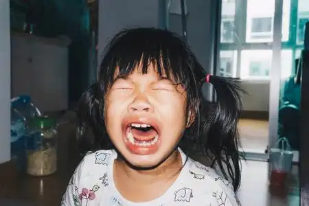 可爱的小亚洲女孩哭泣照片