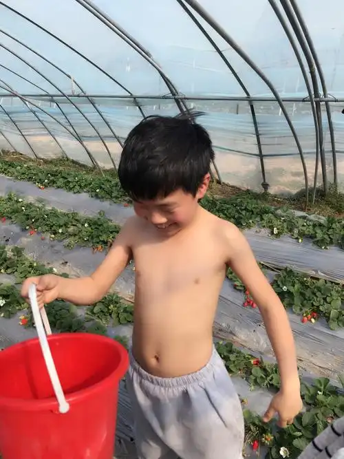 光着膀子的小鑫宝.