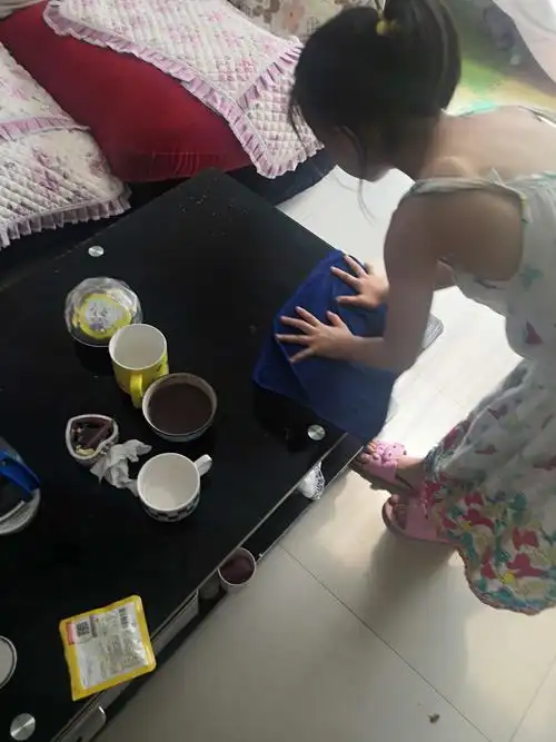 吃完饭,饭后帮妈妈擦桌子 .不一会桌子就干净了.