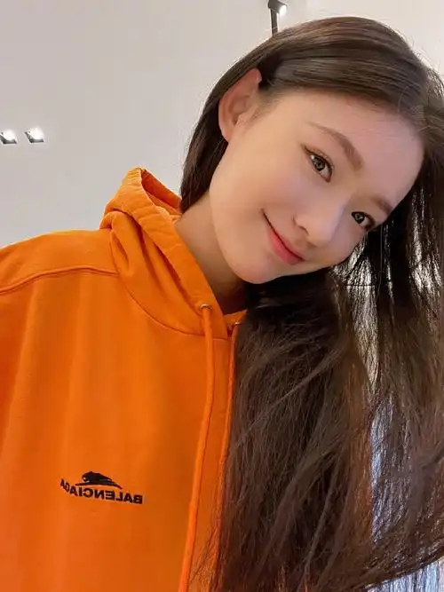 林允晒居家自拍照 穿橙色卫衣对镜摆pose元气满满|林允|卫衣_新浪新闻
