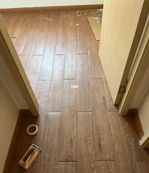 原来这地板真的是又丑又破,全部翘起来了一开始想铺实木复合的地板