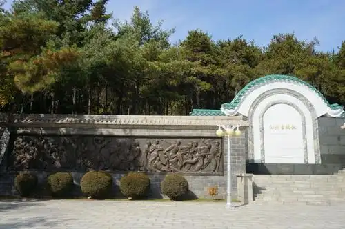 走进朝鲜一一桧仓志愿军烈士陵园