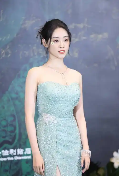 近日,祝绪丹发布了一张大合照.