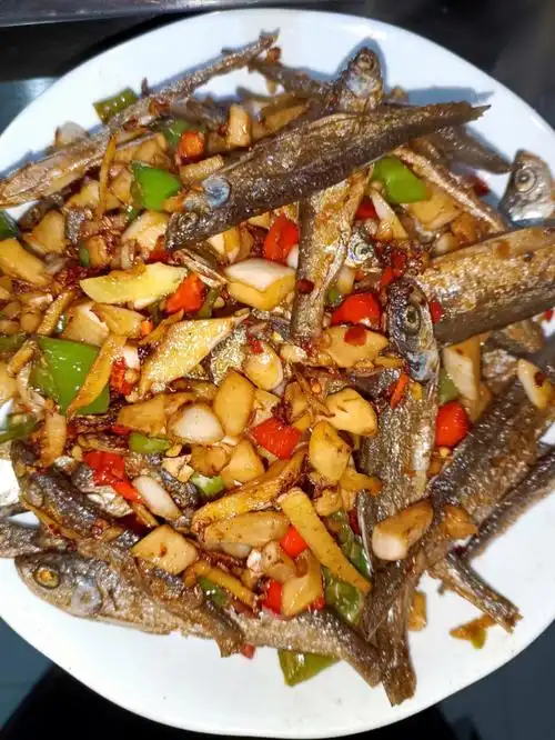 江西菜酸萝卜炒鱼干赤松茸鸡蛋