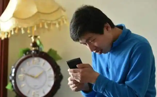 他是中国版的雨人,从小智力低下却算力惊人,登上舞台后名扬全国_周玮