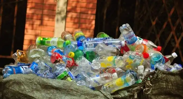 垃圾站的饮料瓶