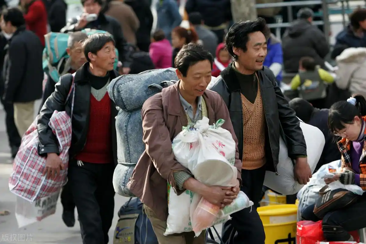 还没到12月农民工返乡潮已现是什么让农民在城市待不下去