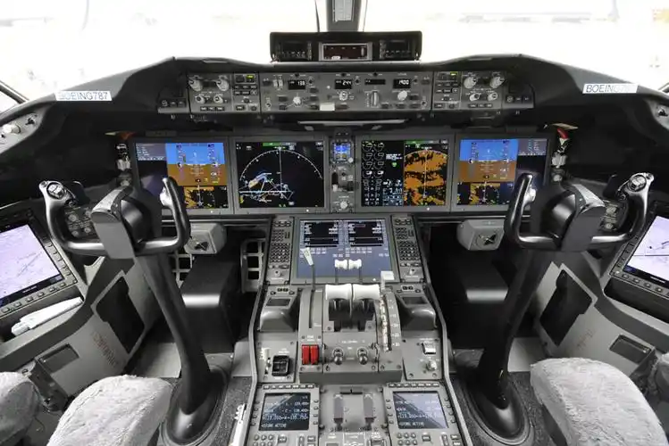 波音公司对外展示787梦幻客机内部驾驶室及客舱_高清图集_新浪网