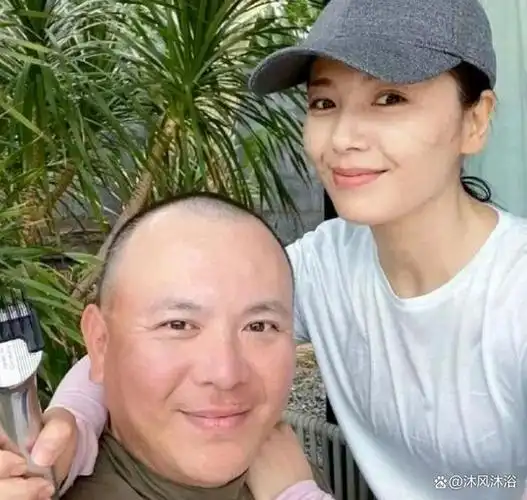 近日,刘涛晒出的一组全家福照片成为众多网友的关注焦点.