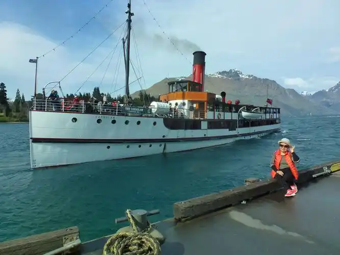 新西兰皇后镇坐落在瓦卡蒂普湖的北岸,堪称新西兰南岛最美丽的地方. -