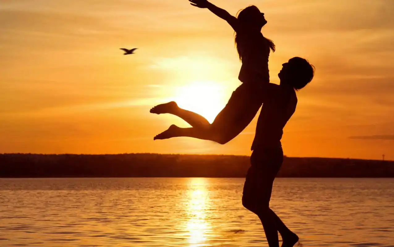 爱情如流水般变化,但总有一个人值得放下所有去爱.