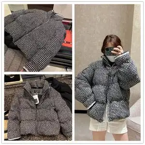 代购chanel/香奈儿 20冬季黑白格纹花呢徽章短款立领羽绒服外套