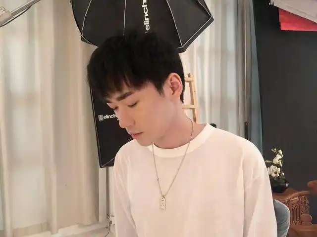 和平精英不求人参加qq名人赛风格大变网友直呼爷青结