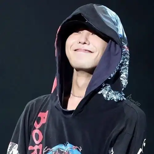 权志龙的微笑,看起来像一只小猫咪,这是世界上最治愈的存在了吧.