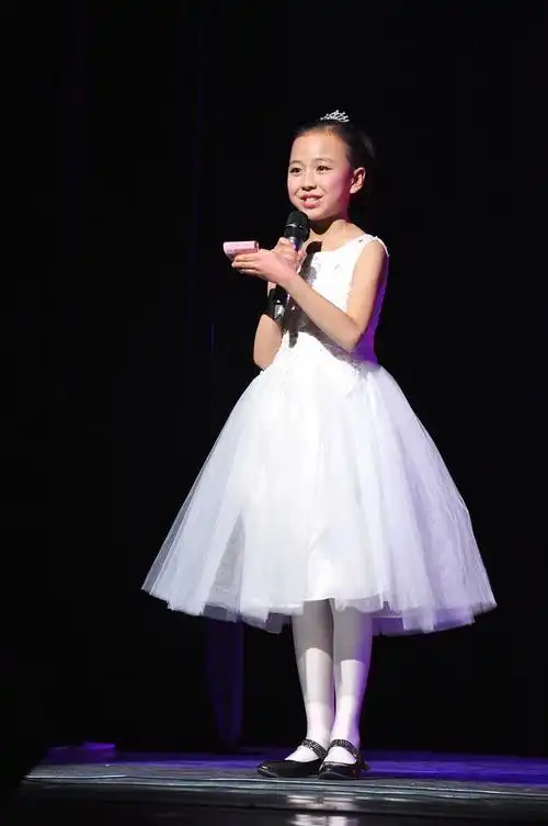 这位小主持台风很棒,不卑不亢,谈吐清晰流畅.