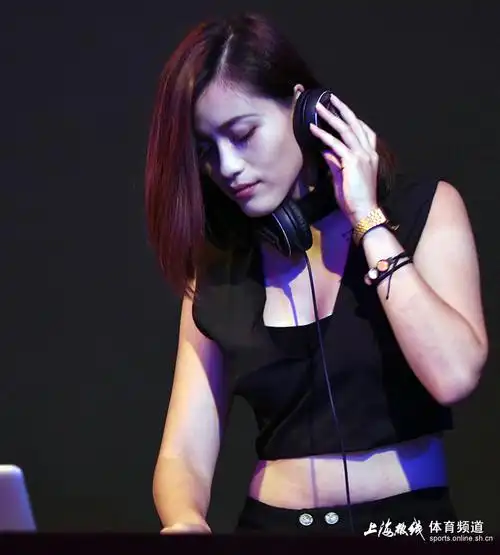 美女dj侧颜抢镜 拳击宝贝激情热舞身材惹火(组图)