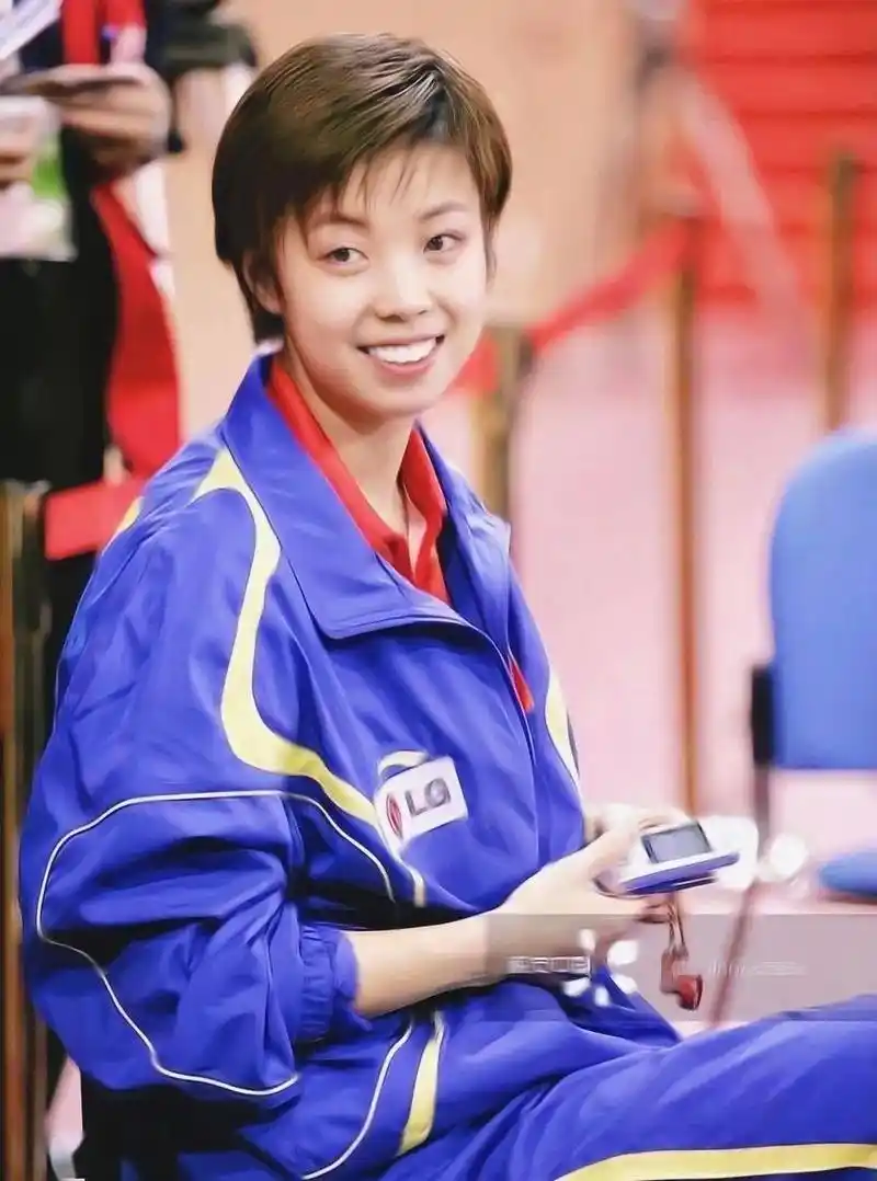 大魔王张怡宁大变样穿运动装染蓝色指甲自个打球太寂寞