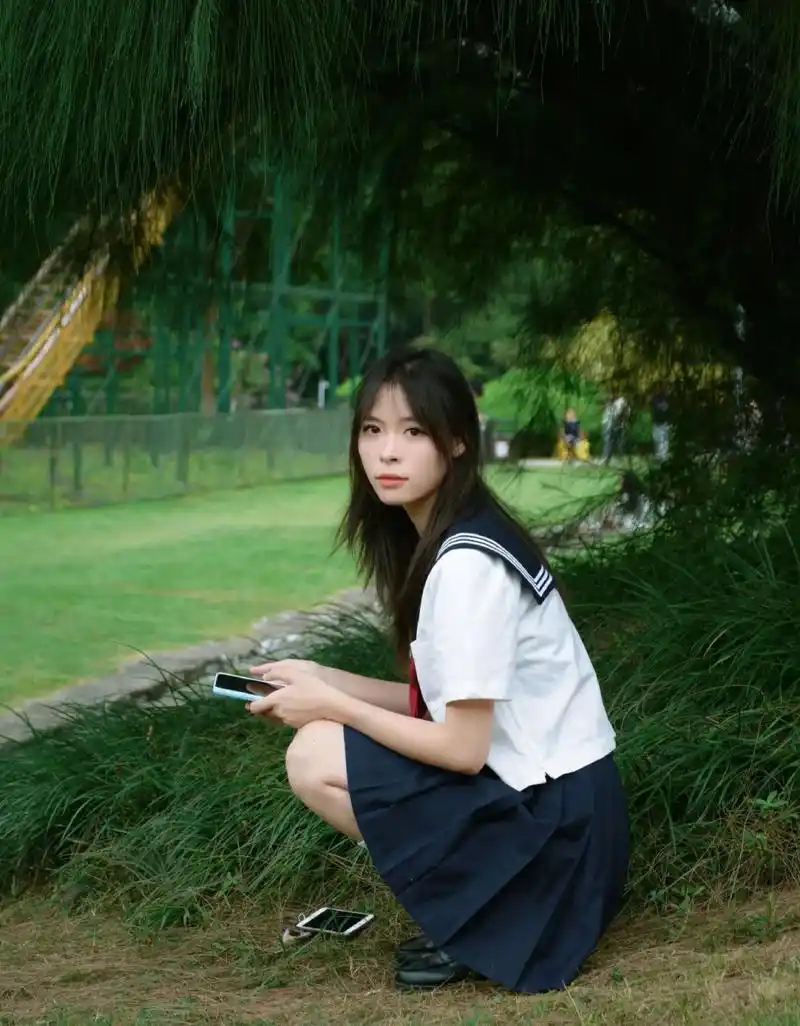 jk制服搭配小白袜和黑皮鞋,妥妥的日系甜妹风格!