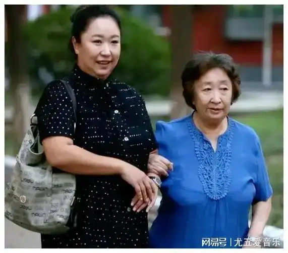 老戏骨彭玉有情有义,照顾瘫痪丈夫也不离不弃,人好戏更好|女儿|赵玲琪