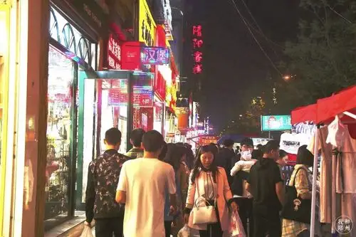 宝相寺一条藏在龙湖大学城的堕落街