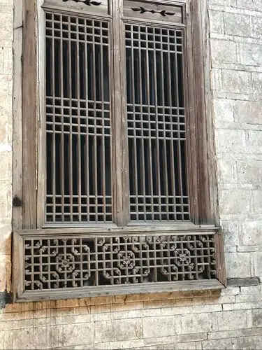 这个窗户的护窗仍保存完好.