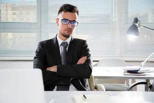 认真自信的生意人在办公室工作