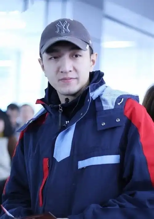 金瀚冲锋衣外穿棉袄脚上毛毛皮靴以为刚干完农活回来笑喷了