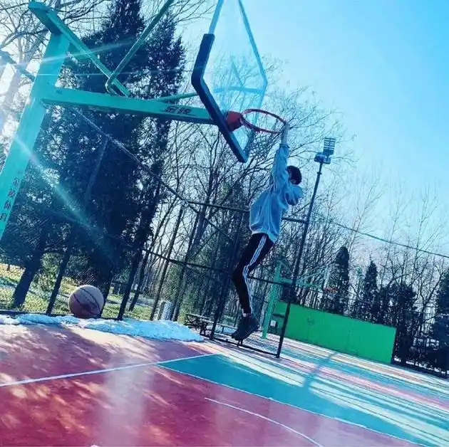 王源疫情期间回国?晒打篮球照片假装在北京逗粉丝