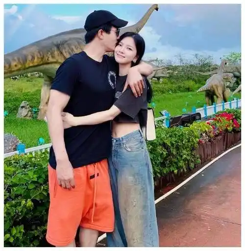 杜淳夫妇情人节秀恩爱,遭网友质疑"何时解散婚姻"?_王灿_夫妻俩_女儿