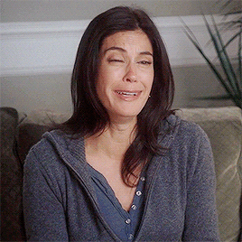 哭捂脸女人灰色衣服gif动图_动态图_表情包下载_soogif