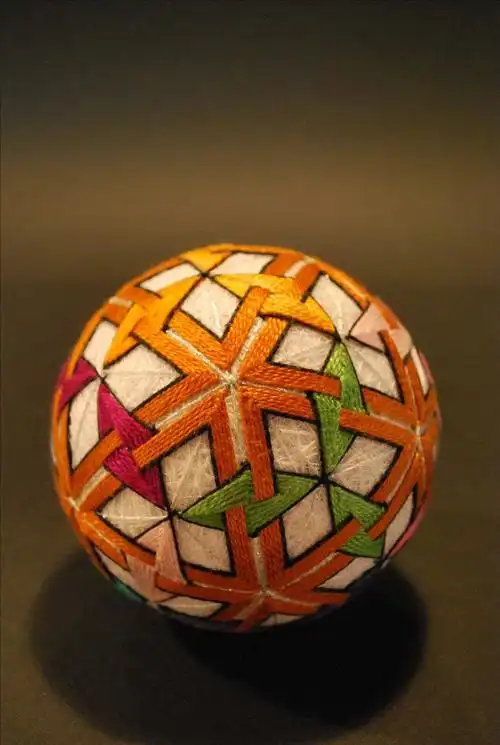手鞠球(temari)是民间艺术的一种形式,起源于中国,而后成为了一种日本