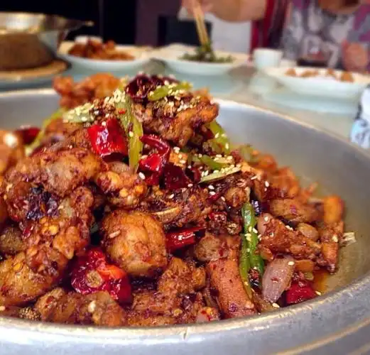 干锅兔肉香味美,色泽诱人,令人垂涎