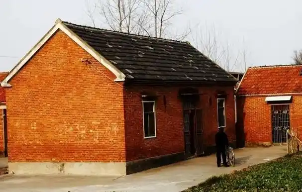 农村盖房最常用的红砖,现在为啥见不到了?新房子改用什么砖了?