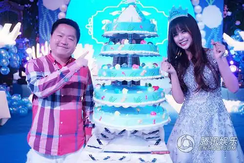 组图:邹杨迎来24岁生日 好友文卓现场"示爱"