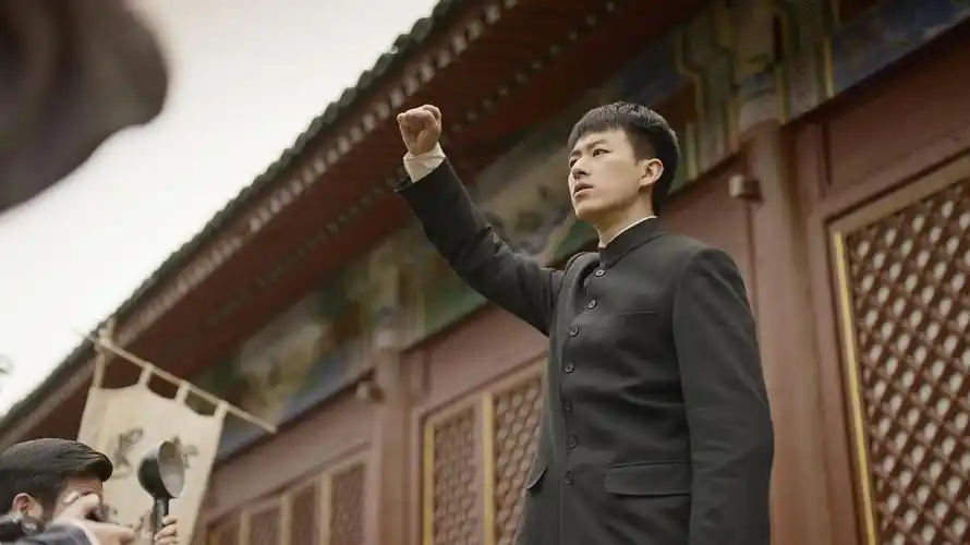 被背景版里的赵世炎吸引了,在一群北大的白衣少年里穿一身黑色中山装