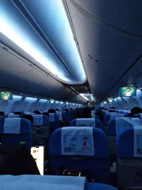 第一次坐飞机,有点小激动,看那那都新鲜