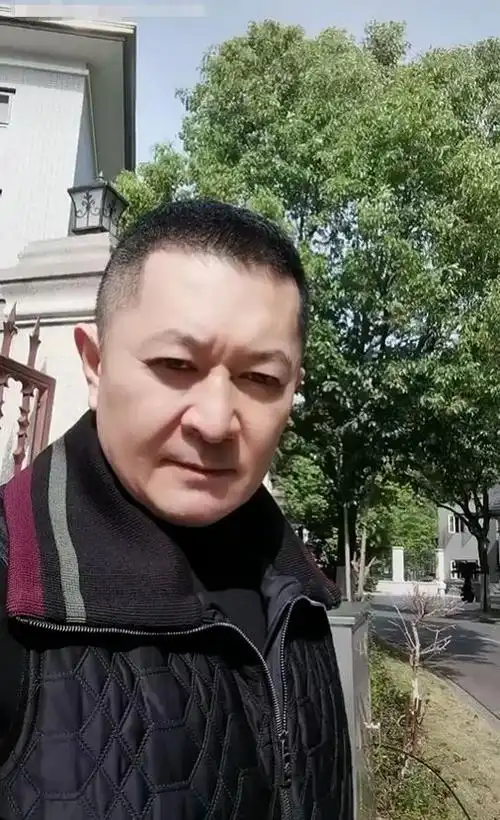 大富商赵钢现身高档酒局,别墅大到能开车,曾是赵本山经纪人|马大帅