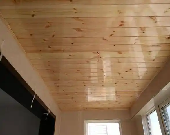 有一种木材叫桑拿板,现在流行用它做阳台吊顶!真是太漂亮了