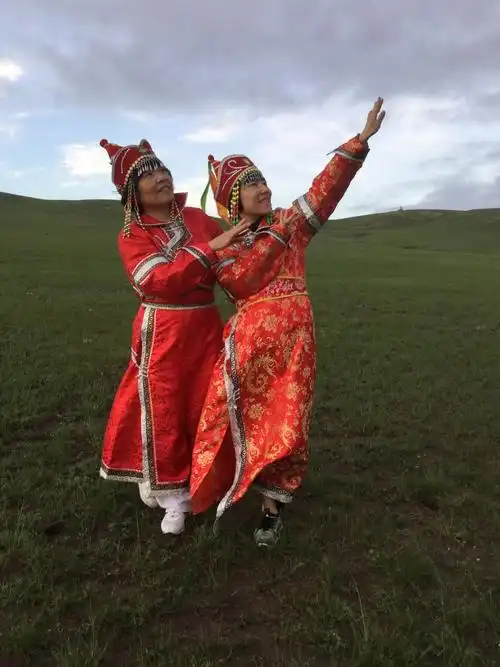 母女俩人站在草原望北京