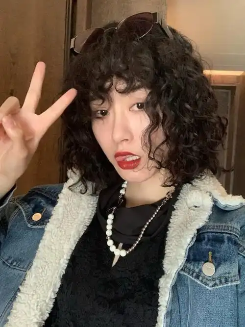 分享给你们咯原因是这样的:羊毛卷在头发湿湿的时候