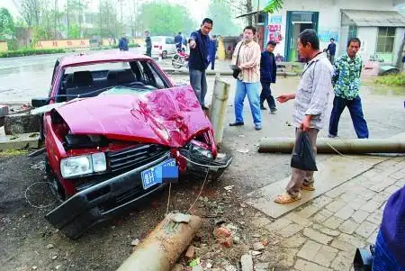 本报济宁10月21日热线消息 19日晚,一辆普桑轿车在行驶至105国道嘉祥