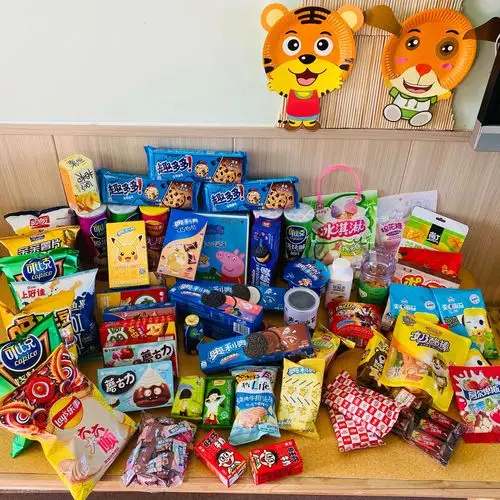 哇～满满的一桌零食我们的小朋友们都开心坏啦.