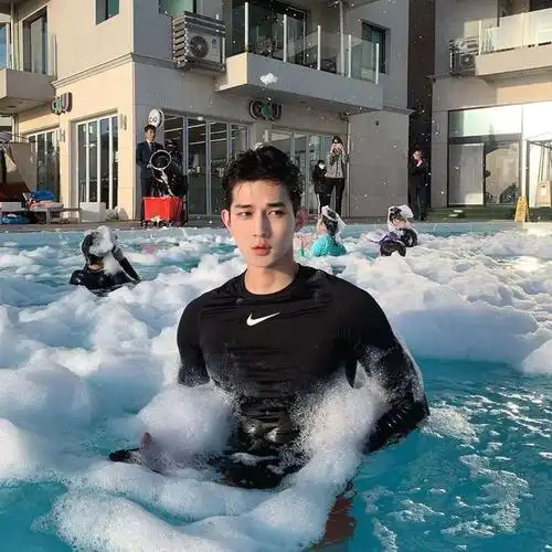 大学生模样的肌肉鲜肉,嬉戏于镜头中,好身材一览无余|男神|小鲜肉