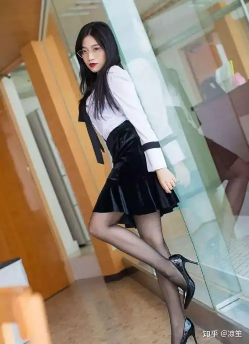 jk制服可以配肉色丝袜和高跟鞋吗