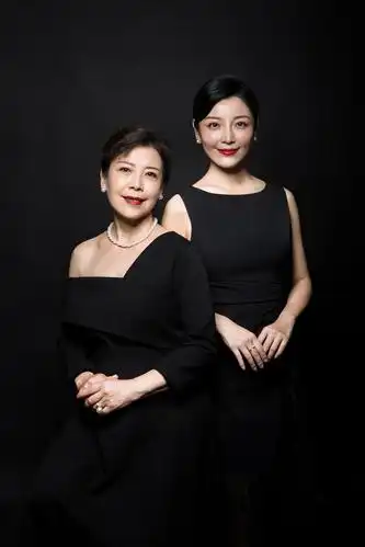 高晓菲晒全家福为母亲庆生 网友:全家颜值能打