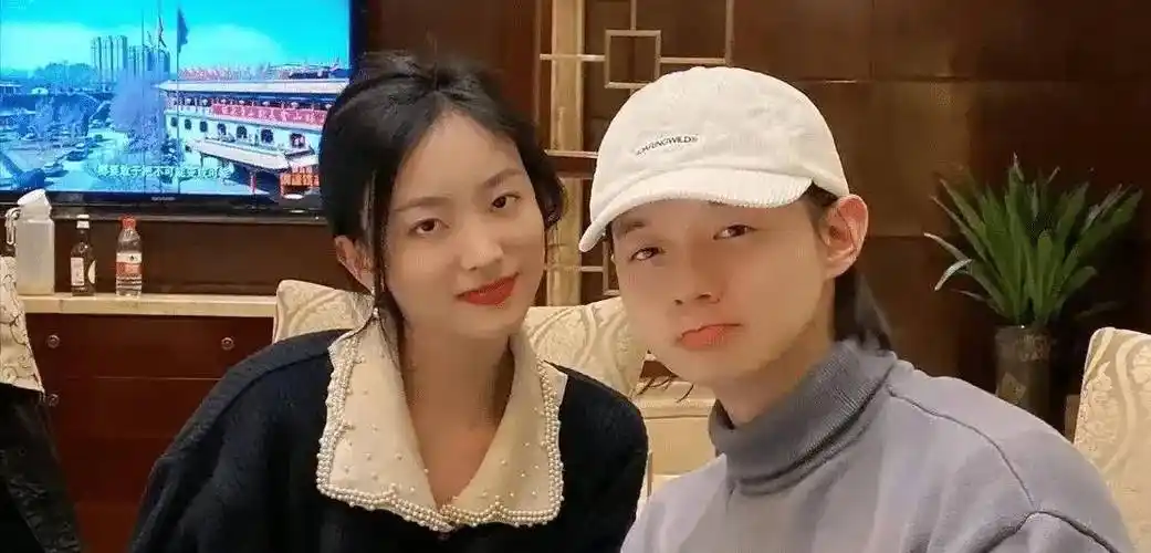 霍尊官宣恋情,女方身份曝光,气质不俗,网友:恋爱可以,复出不行_施冰岚