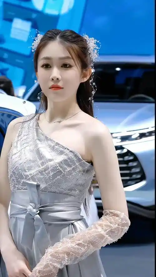 刘婷也现身2023海口车展比亚迪展台了,这次服装造型仙气飘飘#最美车模