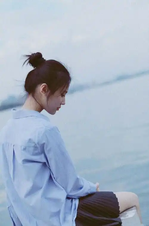 张慧雯又终于扎起丸子头再穿这么一件蓝色衬衫清新灵动