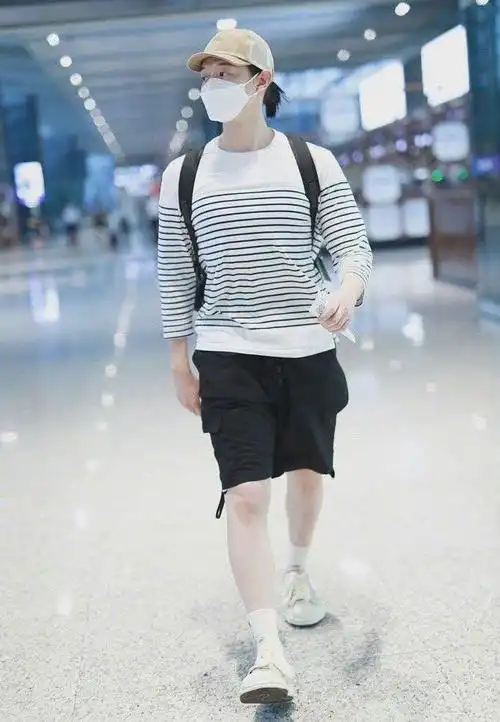 霍尊旧照对镜自拍肌肉照!