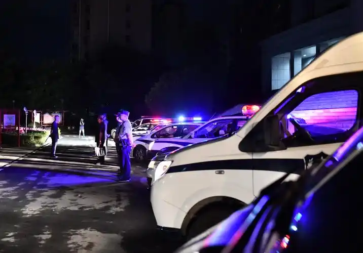 凌晨突击20余辆警车数十名干警集中行动这处房屋被强制腾退